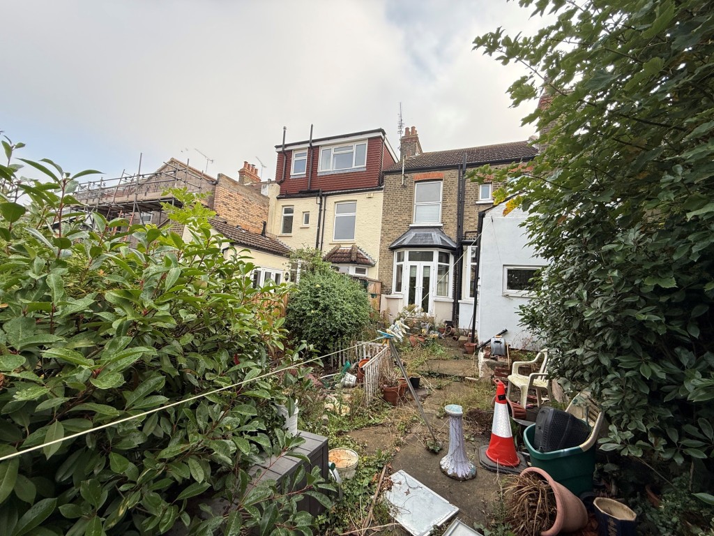 Lot: 142 - THREE-BEDROOM MID-TERRACE HOUSE FOR IMPROVEMENT - Rear garden and rear elevation